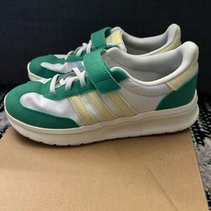 Youth size 2 unisex adidas casual fashion sneakers